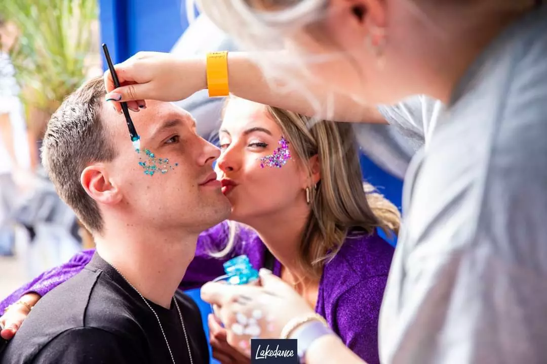 Schminken en Glittertattoo's