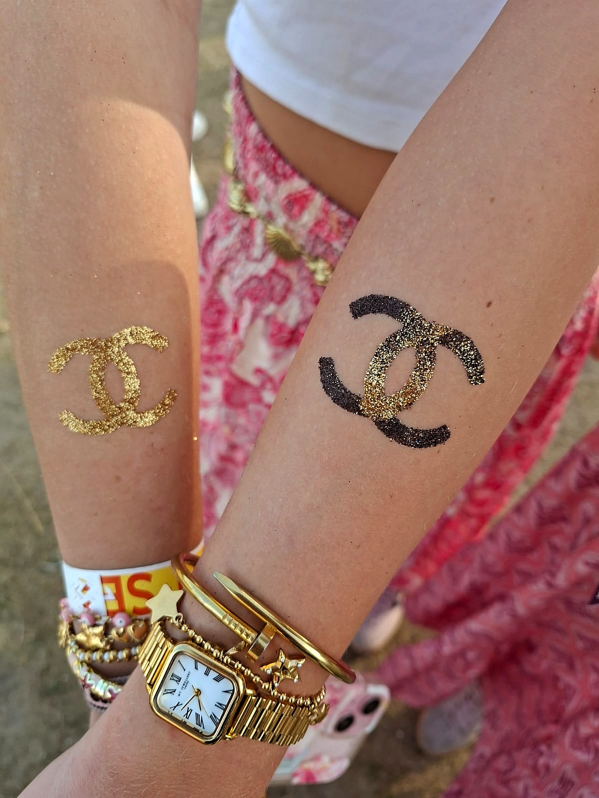 Maak het feestje nog leuker met glittertattoo's!